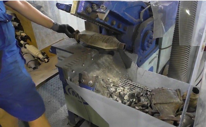 Nożyce hydrauliczne do cięcia katalizatorów Kajman 600 KAT podczas przecinania i wysypywania monolitu